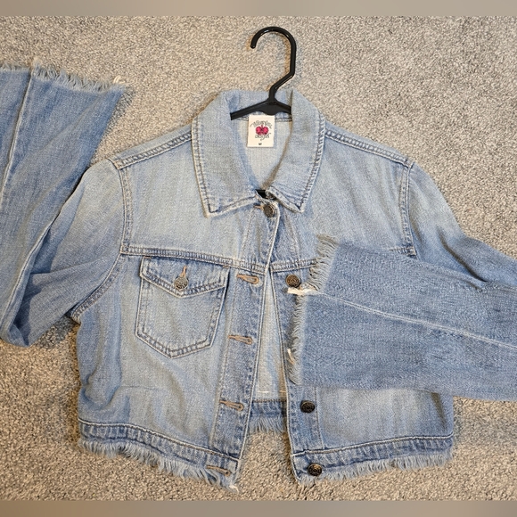 Nashville Cropped Denim Jacket Raw Hem Bell Sleeves Size Medium NWOT - Picture 9 of 9